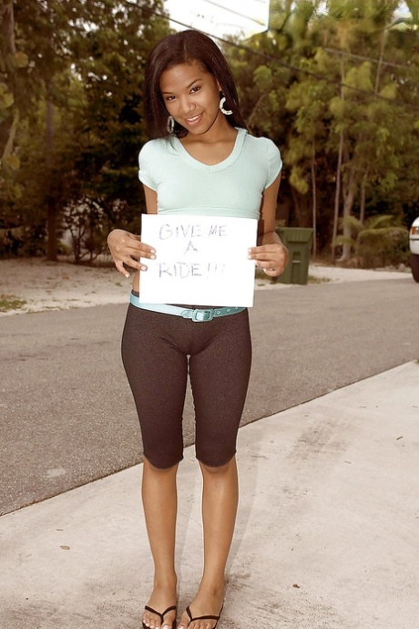 Young ebony amateur Emy Diaz stretches her cunt outdoor