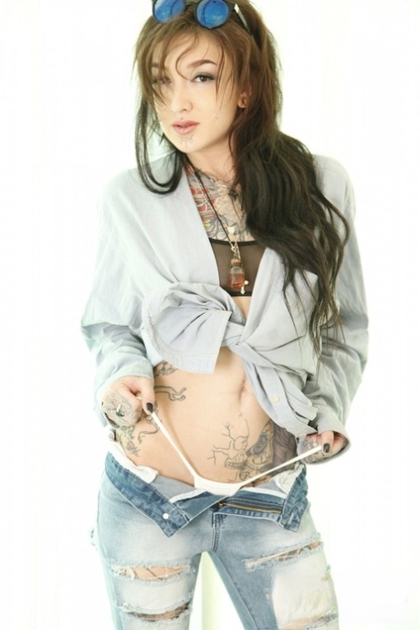 American emo chick with small tits Kelsi Lynn posing with a toy up her ass